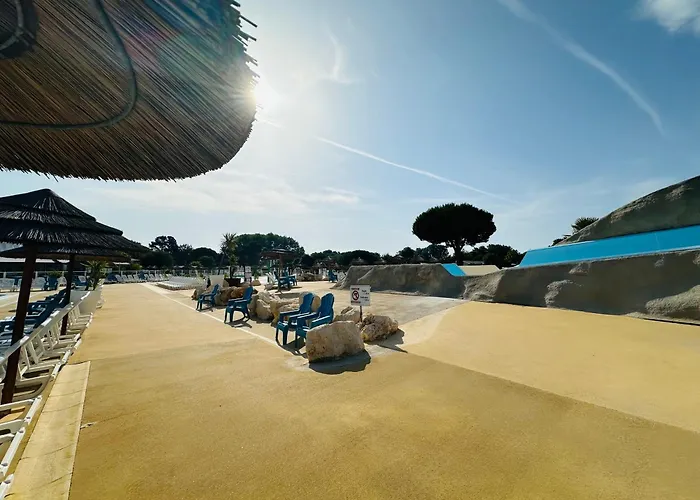 Les Charmettes Mobilhome Neuf 3 Ch - 2 Sdb Climatise - Terrasse Totalement Abritee - Locsweethome シャレー