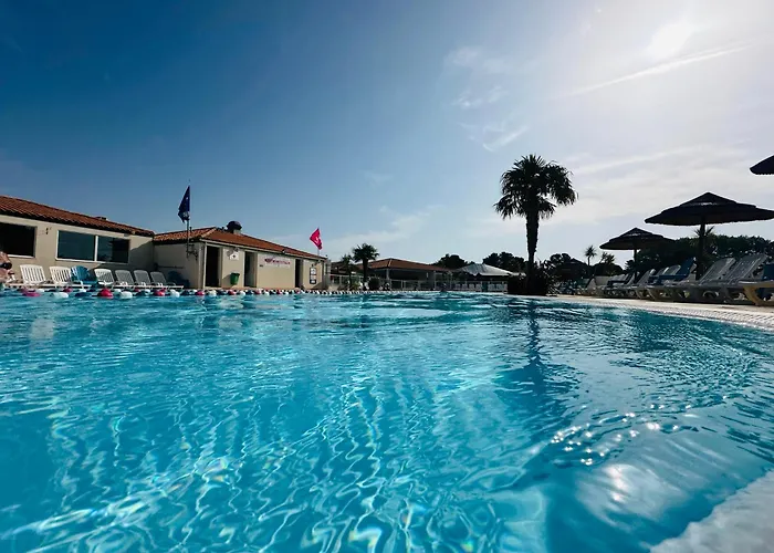 シャレー Les Charmettes Mobilhome Neuf 3 Ch - 2 Sdb Climatise - Terrasse Totalement Abritee - Locsweethome レ・マトゥ