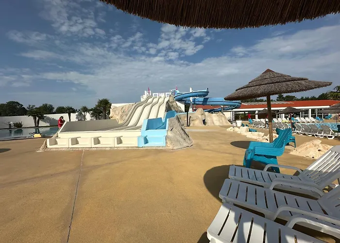 シャレー Les Charmettes Mobilhome Neuf 3 Ch - 2 Sdb Climatise - Terrasse Totalement Abritee - Locsweethome レ・マトゥ